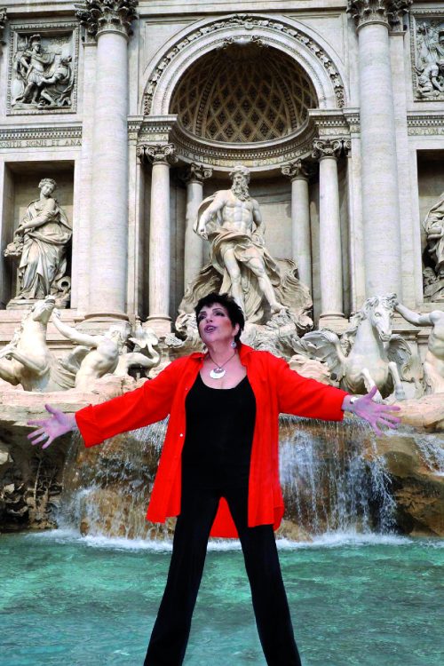20081002 - ROMA - ACE - MUSICA: LIZA MINNELLI, NEW YORK NEW YORK A FONTANA DI TREVI - La cantante - attrice americana Liza Minelli, alla Fontana di Trevi, questa mattina 2 ottobre 2008 a Roma. La Minelli nella capitale  per presentare il suo prossimo tour italiano, ha improvvisato un vero e proprio show e si è anche sottoposta al lancio della monetina, e poi per soddisfare le richieste dei tanti fotografi e cameramen, ha improvvisato la coreografia di New York New York che veniva suonata dagli altoparlanti.     Un piccolo show accolto dall'entusiasmo anche dei tanti turisti che erano attorno alla fontana e che sarebbe tanto piaciuto al suo papa' Vincente Minnelli, uno dei piu' grandi registi di film musicali della storia, al quale Liza rendera' omaggio in questi concerti.
CLAUDIO PERI / ANSA / KLD